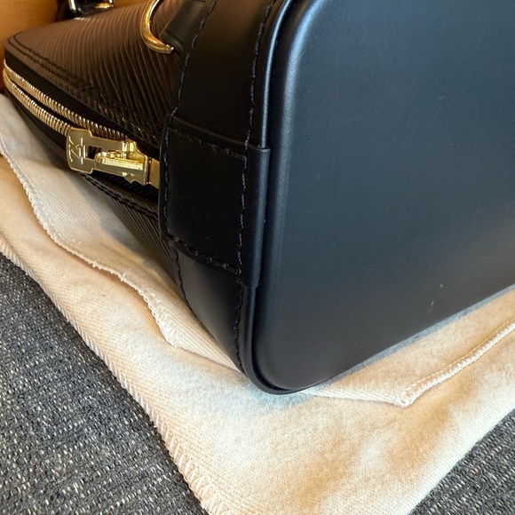 Louis Vuitton Alma Backpackck - Picture 8 of 12